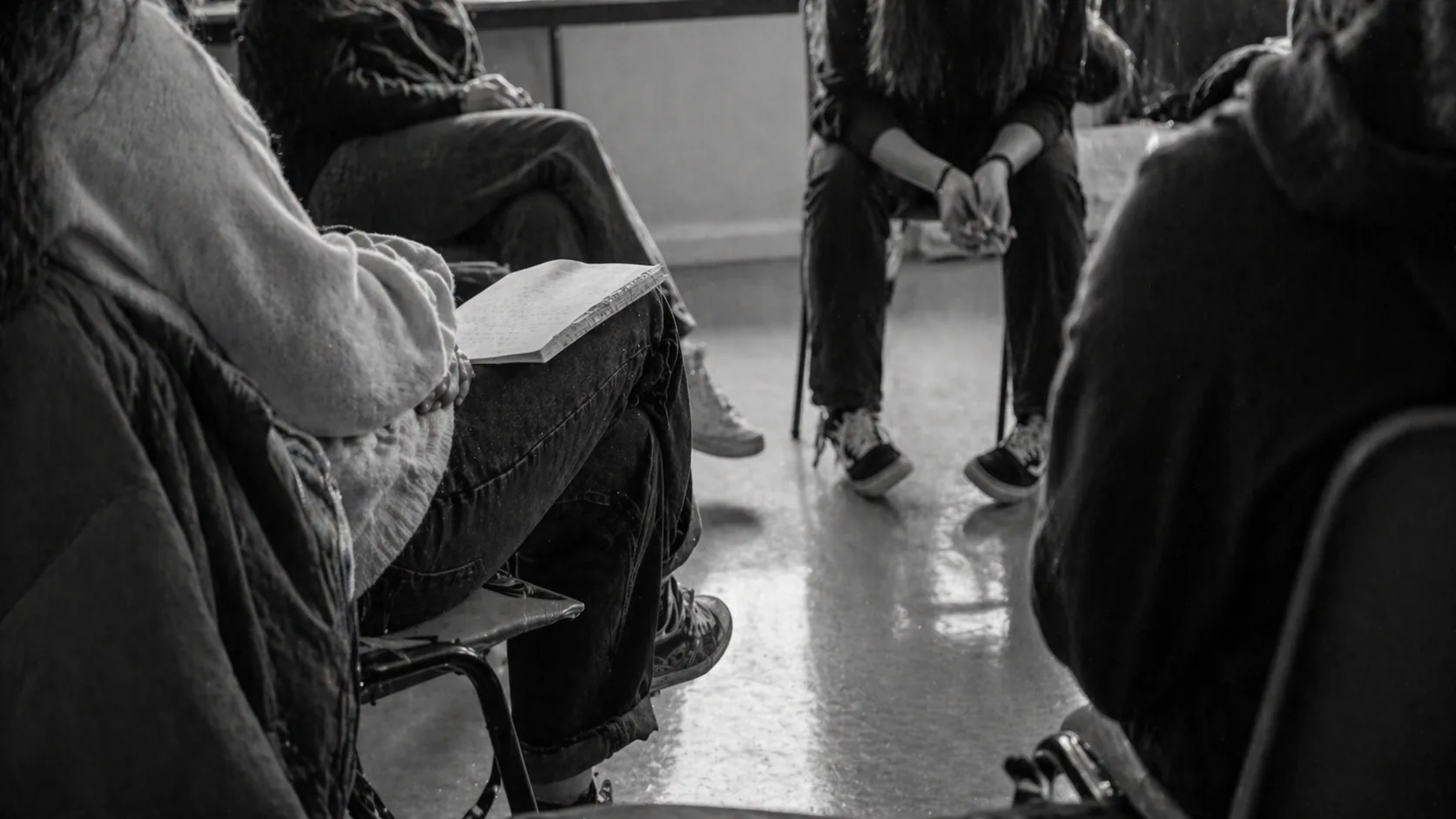 Atelier de groupe avec des professionnels et des jeunes
