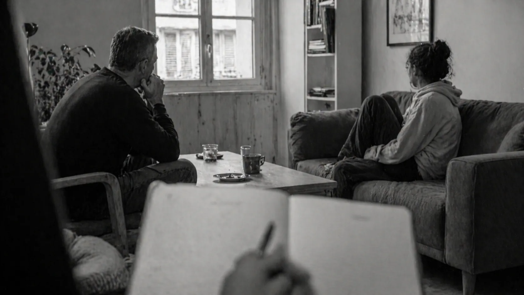 Scène d'accompagnement où la relation se lit avant les mots